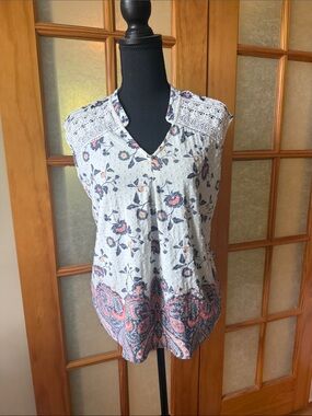 Sleeveless Floral Lace Yoke Top in Cream and Coral